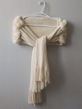 Elegant Cream Faux Fur Trim Scarf